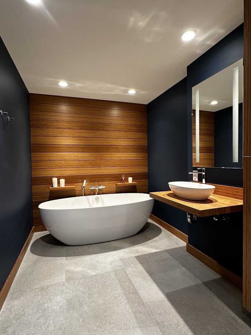 freestanding bath tub with wood-effect wall paneling