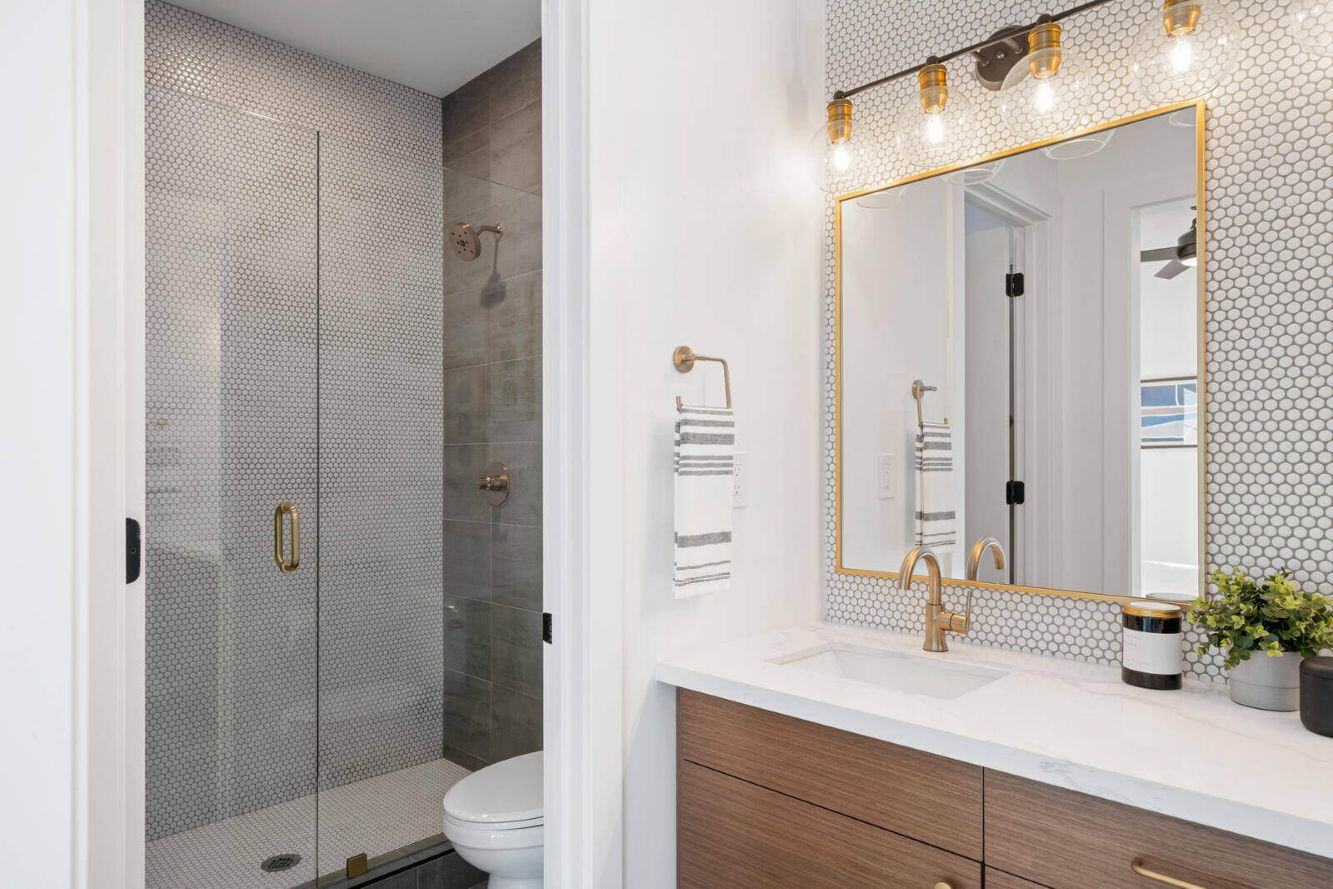 modern-twist-bathroom-design-in-cape-cod